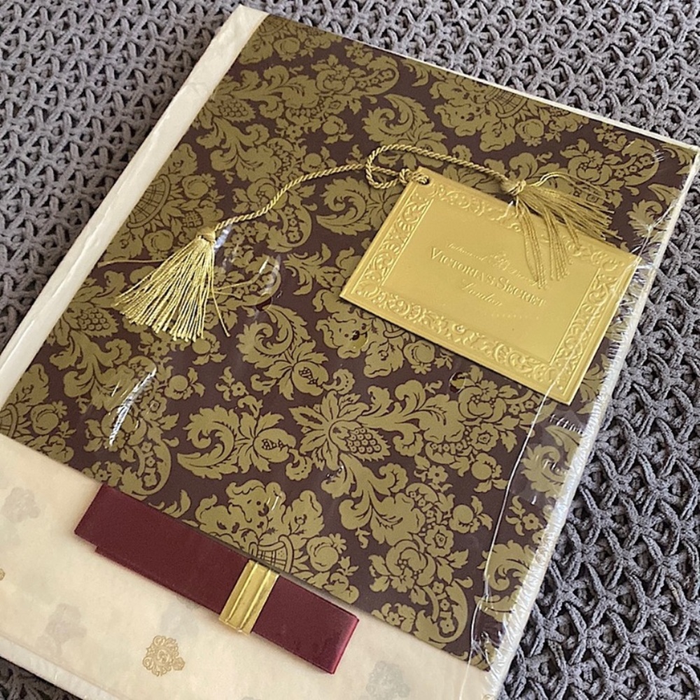 NWT • Victoria’s Secret Vintage Gift Bag Set
